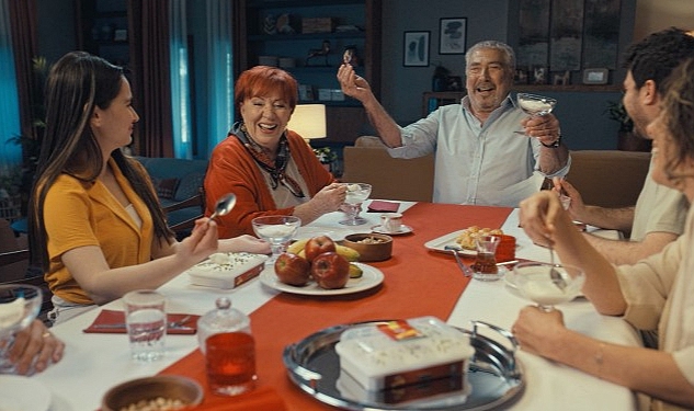 Erdal Özyağcılar Ailesiyle Birlikte İlk Kez Reklam Filminde | GUNDEMANKARA.ORG