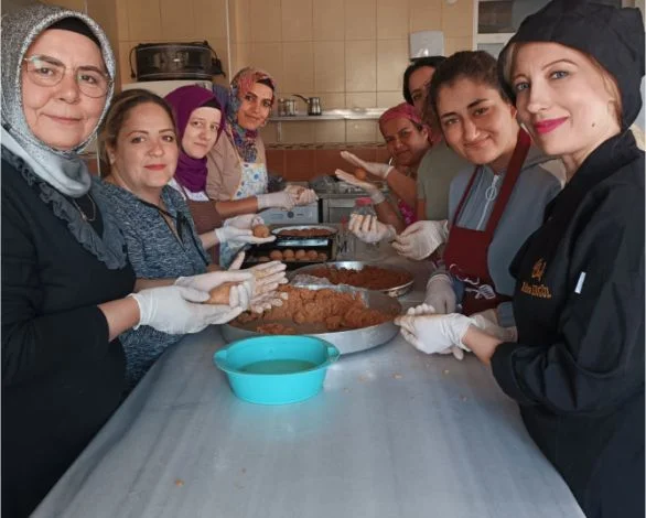 Burhaniye’nin Mutfaklarında Gaziantep Rüzgarı Esiyor